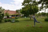 How to play disc golf games?